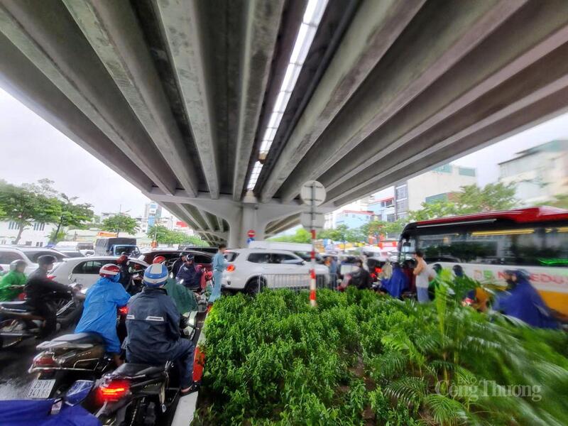 Đường Hoàng Quốc Việt ùn tắc dài.