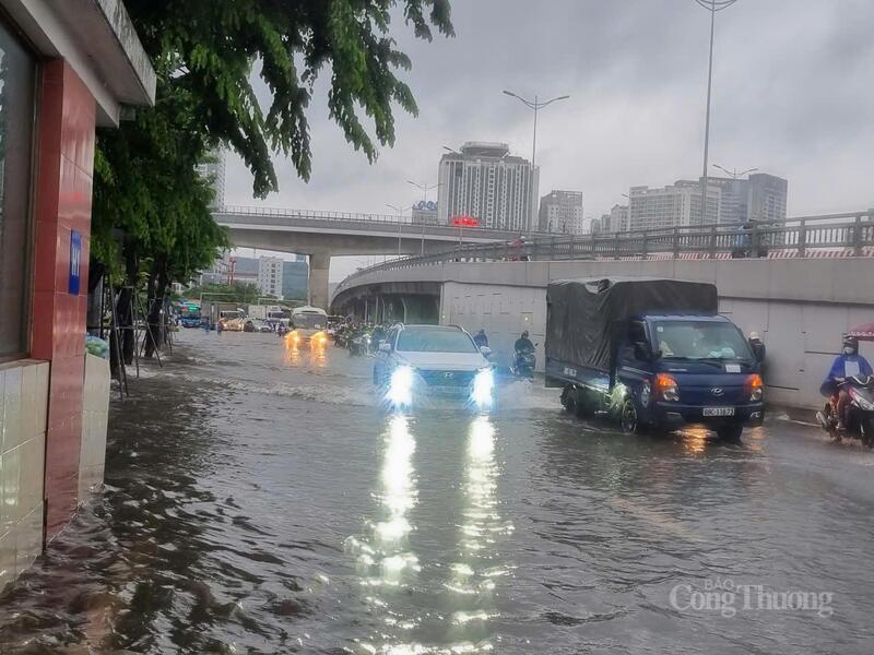 Ngã tư Phạm Hùng - Xuân Thủy.