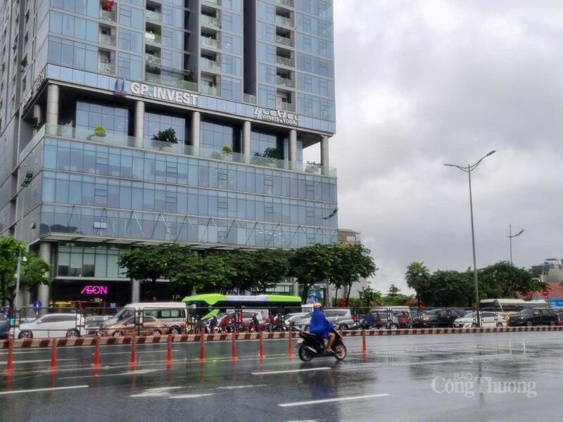 Đường Phạm Văn Đồng theo hướng ra bến xe Mỹ Đình tắc dài cho phía dưới ngập nước.