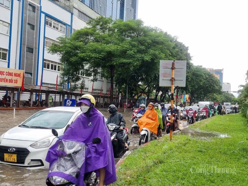 Khu vực đường Hoàng Quốc Việt, giao thông khó khăn, xe ô tô gầm thấp cẩn trọng di chuyển.