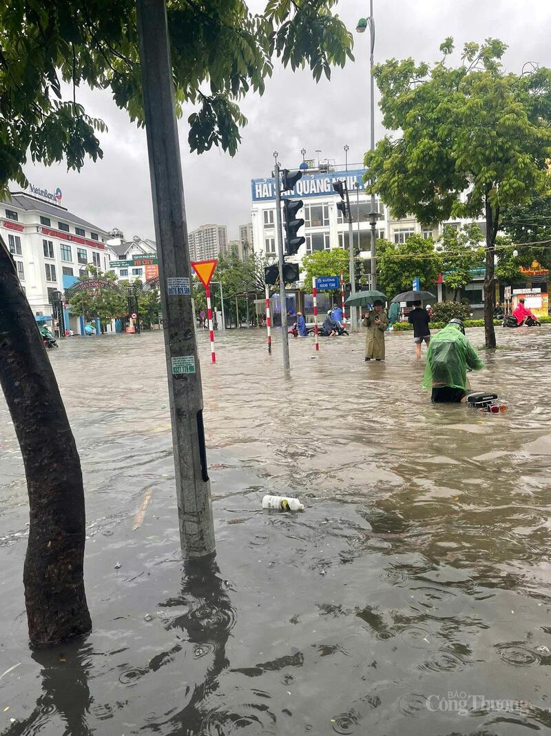 Nước ngập quá bánh xe, giao thông trên đường Hoàng Tùng tê liệt.