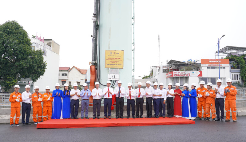 Các đại biểu thực hiện nghi thức gắn biển công trình "Đường dây 220kV Cát Lái - Tân Cảng", cấp Công đoàn Điện lực Việt Nam. Ảnh: Minh Khuê.
