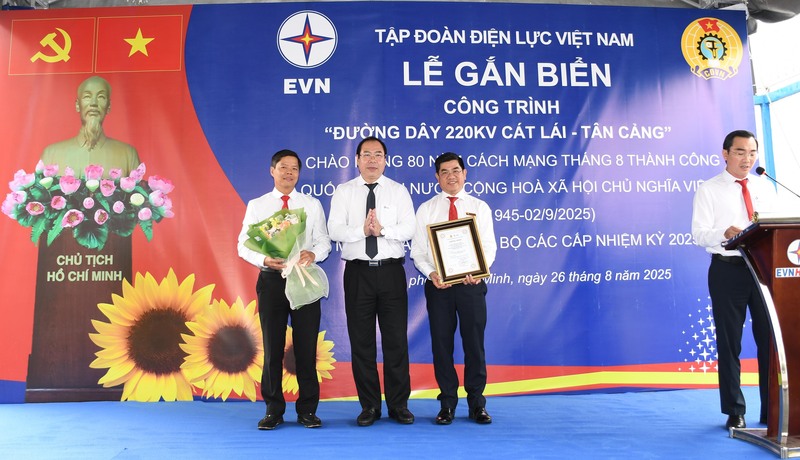 Ông Đỗ Đức Hùng, Chủ tịch Công đoàn Điện lực Việt Nam trao Giấy chứng nhận gắn biển công trình tại buổi lễ. Ảnh: Minh Khuê.