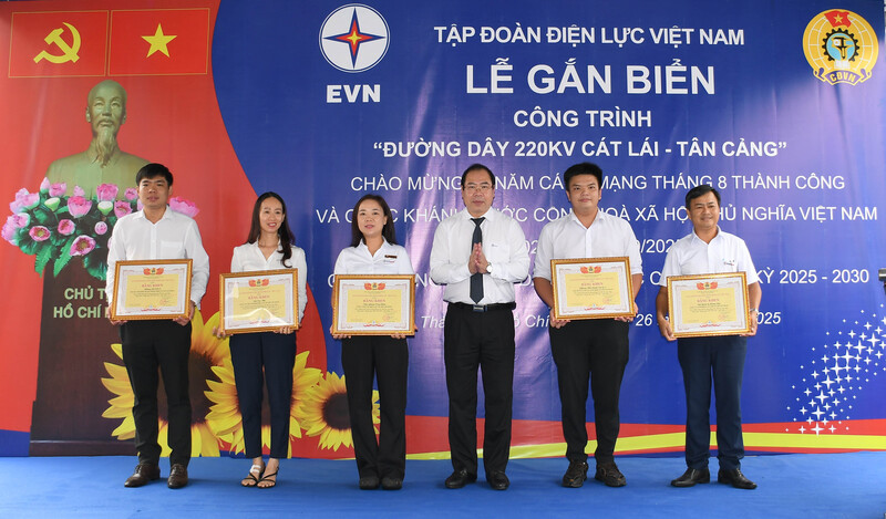 Ông Đỗ Đức Hùng, Chủ tịch công đoàn Điện lực trao tặng Bằng khen cho các tập thể có thành tích xuất sắc trong quá trình triển khai Liên minh Okvip có bao nhiều trang công trình. Ảnh: Minh Khuê.