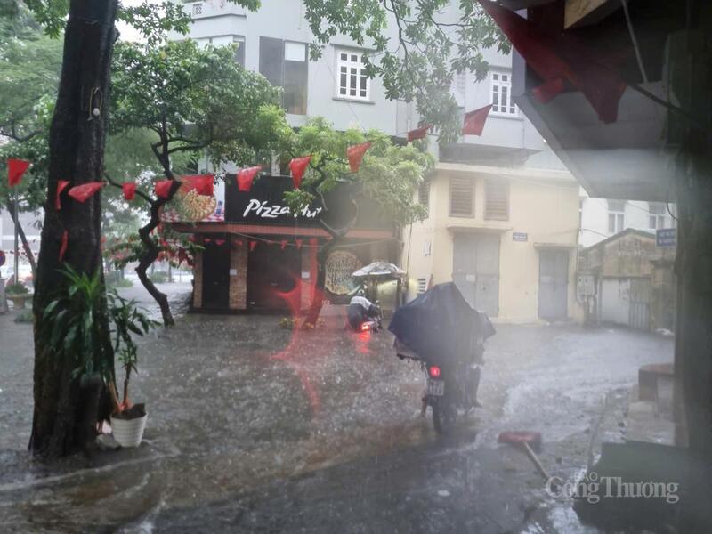 Đường Trần Đăng Ninh nước ngập qua vỉa hè.
