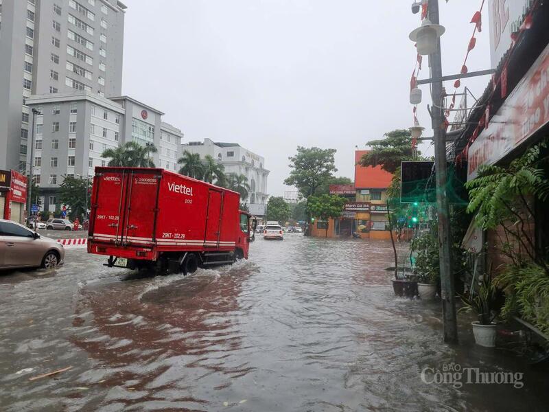 Phố Tô Hiệu ngập sâu trong nước.