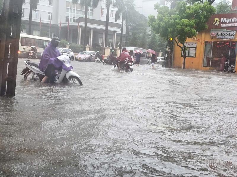 Nước ngập sâu khiến việc đi lại của người dân gặp không ít khó khăn.