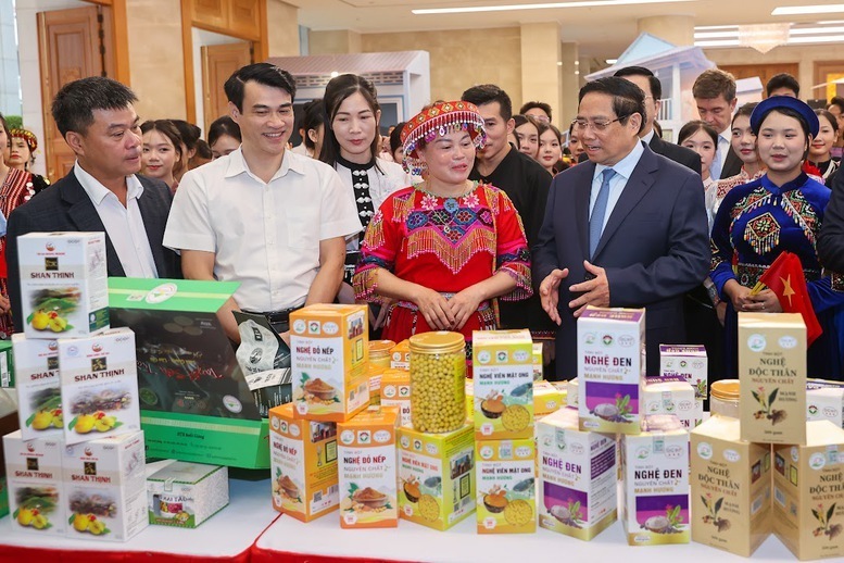 Thủ tướng tham quan một gian hàng trưng bày sản phẩm OCOP tại Okvip69 Đăng ký cá cược - Ảnh: VGP/Nhật Bắc