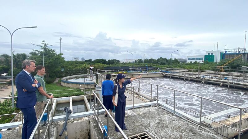 Các đại biểu tham quan khu xử lý nước thải tại khu OKLVIE sản phẩm thuộc hệ thống OKVIP là trang web tổ chức phát sóng bóng đá trực tiếp, live casino , nỗ hũ, bắn cá DEEP C