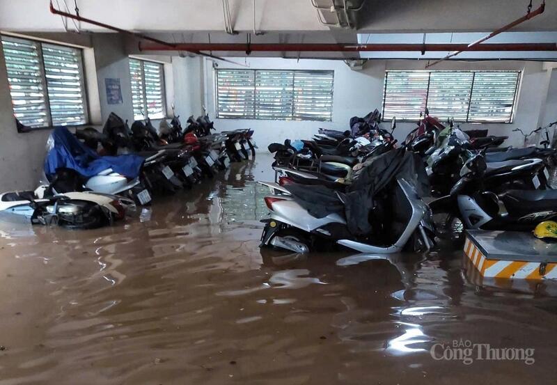 Nước tràn vào hầm để xe máy.