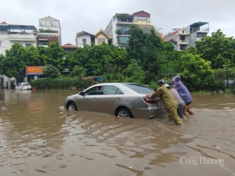 Một số người dân làm thêm "dịch vụ đẩy xe thuê" qua khu ngập nước.