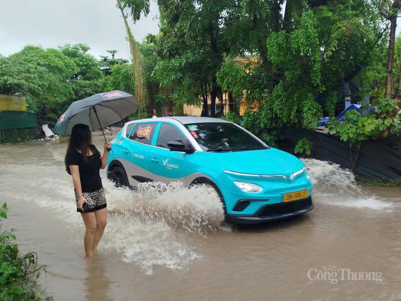 Nước ngập tê liệt giao thông, chung cư làm kè cao hàng mét chống đỡ - 13