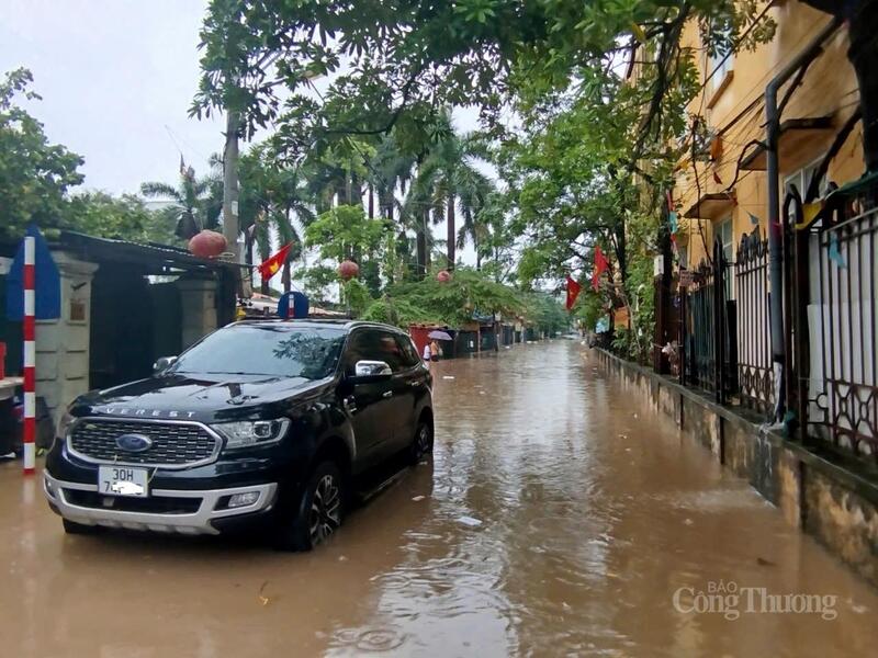 Một chiếc xe tô chết máy tại phố Kẻ Vẽ.