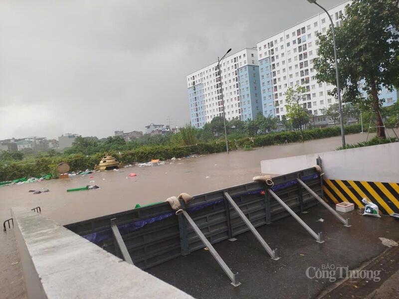 Ban quản lý tòa nhà phải làm kè cao hàng mét để ngăn nước chảy vào hầm.