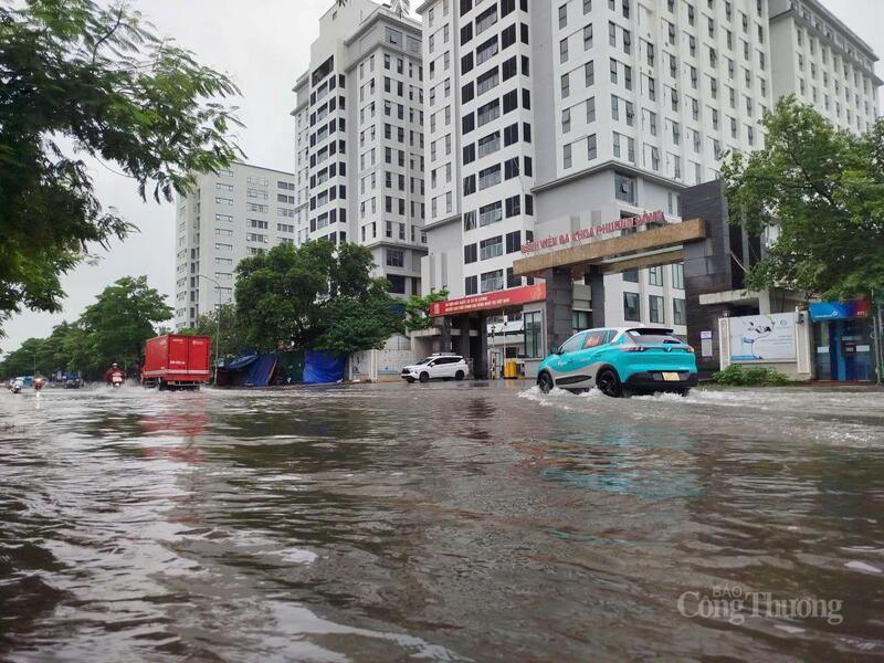 Tại Bệnh viện Phương Đông (Phố Viên) nước ngập ngang bánh xe.
