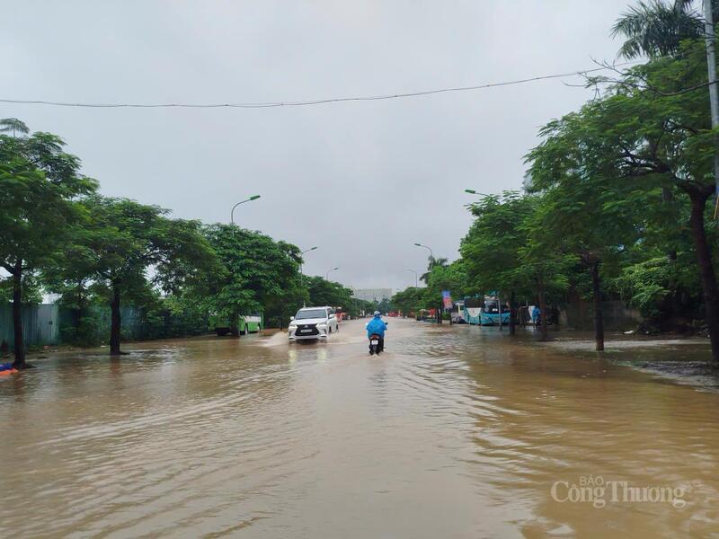 Phố Nguyễn Đình Tứ giao thông đi lại khó khăn.