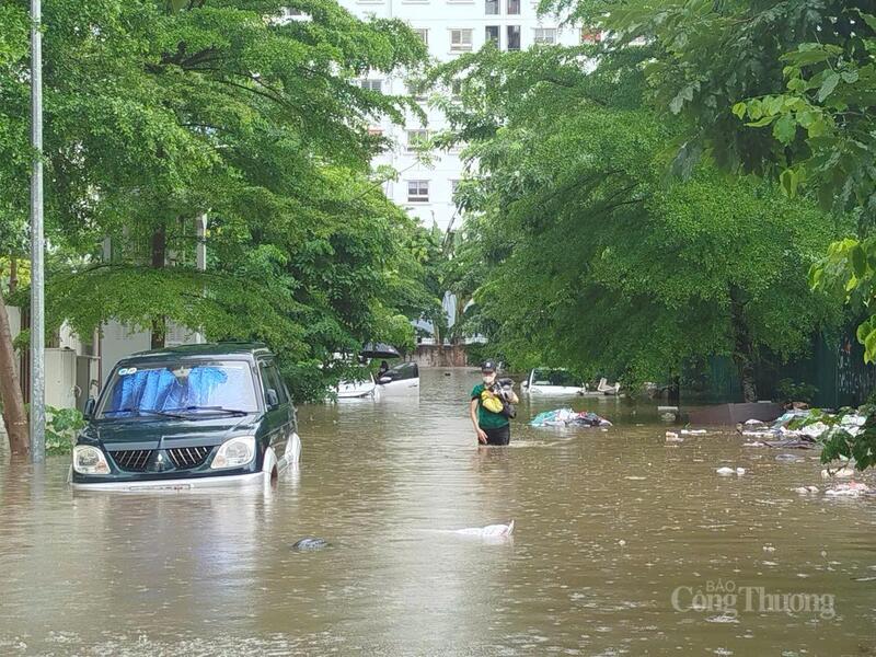 Nước ngập sâu, thoát khá chậm.