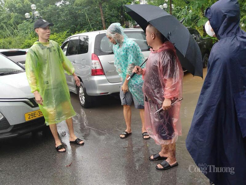 Dịch vụ cứu hộ ô tô đắt khách trong mùa mưa bão tại Hà Nội.