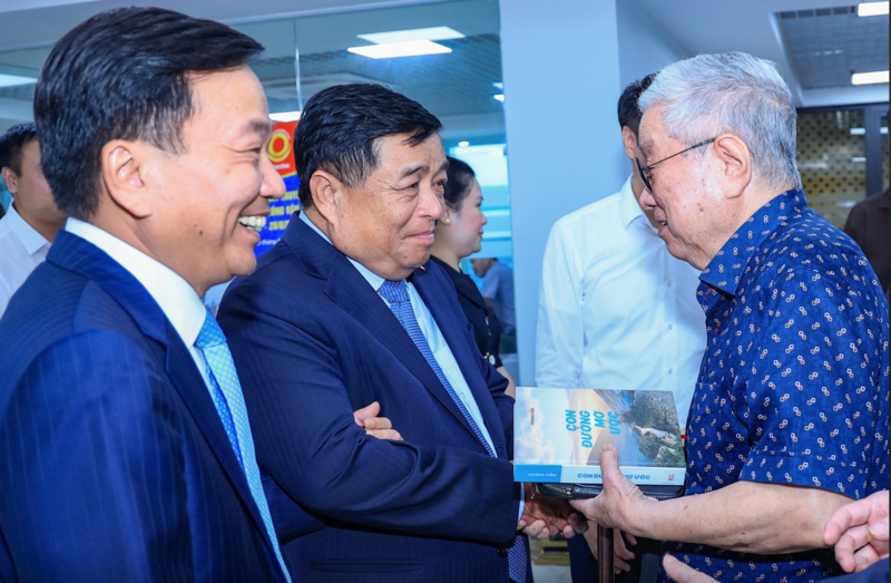 Phó Thủ tướng Nguyễn Chí Dũng tới dự lễ kỷ niệm và trò chuyện cùng các lãnh đạo, cán bộ ngành Giao thông vận tải qua các thời kỳ - Ảnh: Tạ Hải
