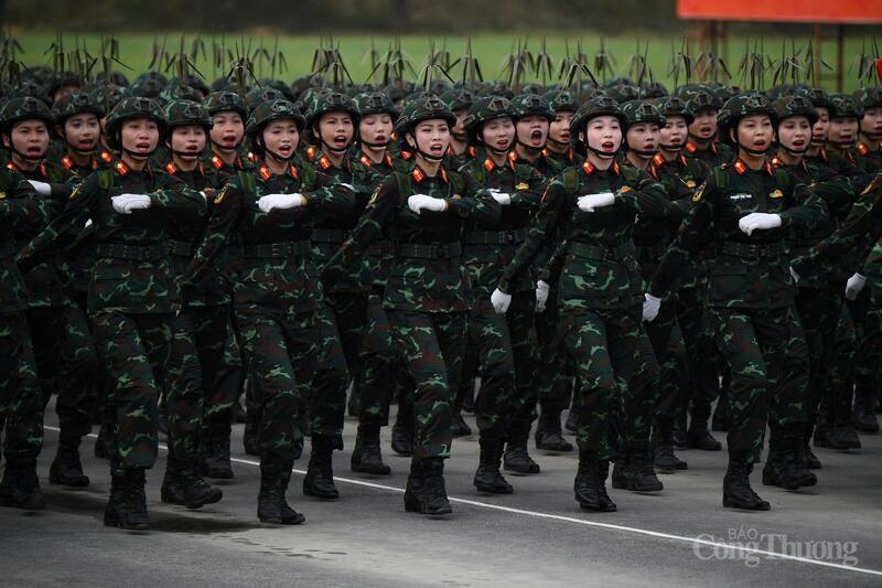Khối Nữ chiến sĩ thông tin luyện tập cho buổi diễu binh, diễu hành.