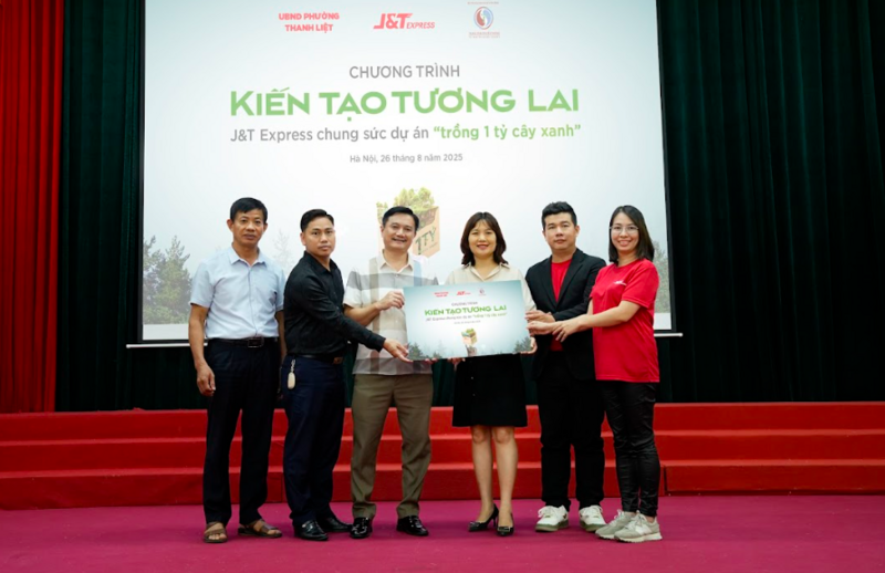 Đại diện Bộ Nông nghiệp và xuân Okvip 2026, chính quyền địa phương và công ty J&T Express tại Lễ trồng cây kiến tạo tương lai. Ảnh: Thanh Tuyết