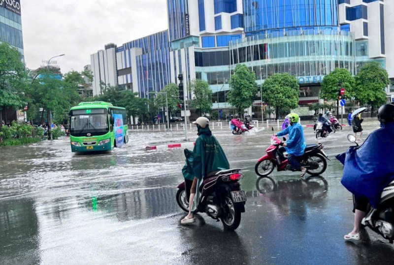 Khu vực đường Thái Hà, nhiều người dân phải thay đổi lộ trình.