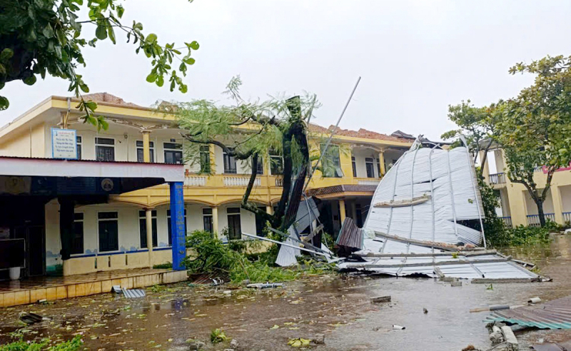 Dãy nhà học 2 tầng của Trường Tiểu học Đỉnh Bàn (xã Thạch Khê, tỉnh Hà Tĩnh) bị gió thổi bay mái tôn. Ảnh: CAND