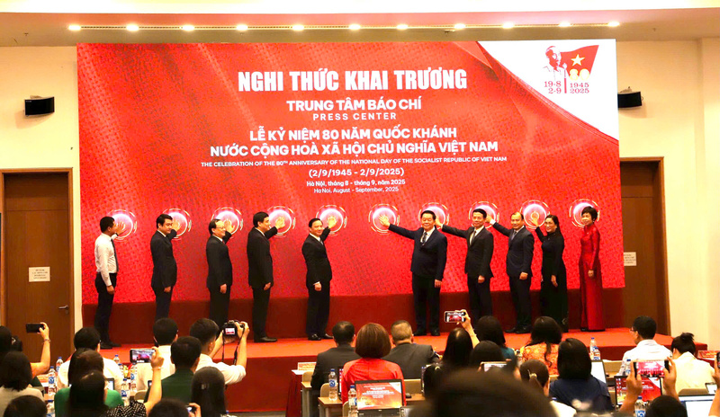 Lễ khai trương Trung tâm Báo chí tuyên truyền Kỷ niệm 80 năm Cách mạng Tháng Tám thành công, Quốc khánh 2/9. Ảnh: Phong Lâm