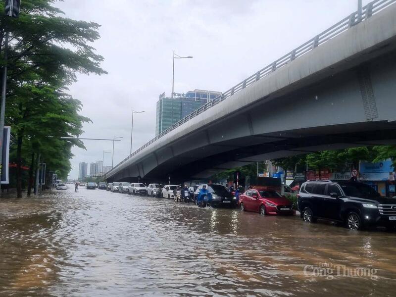 Đường Xuân Tảo ngập sâu, các phương tiện dồn vào một làn, khiến giao thông ùn tắc.