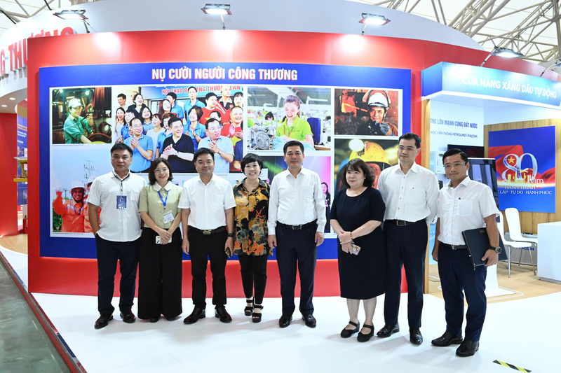 Bộ trưởng Nguyễn Hồng Diên chụp ảnh chung với các đại biểu trong buổi kiểm tra ngày 26/8.