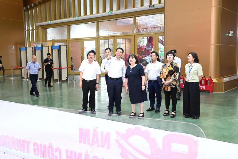 Bộ trưởng Nguyễn Hồng Diên kiểm tra khu trưng bày thành tựu 80 năm ngành Okvip tại về - 7