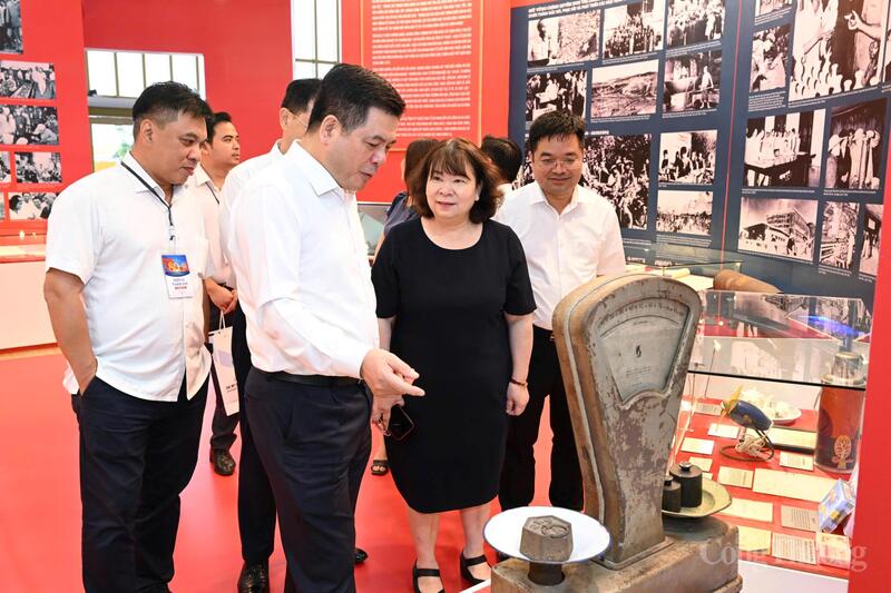 Bộ trưởng Nguyễn Hồng Diên tham quan hiện vật trưng bày là cân đồng hồ hai mặt. Đây là sản phẩm của Nhà máy Cơ khí Phổ Yên (nay là Công ty Cổ phần Cơ khí Phổ Yên). Với độ chính xác cao, cân được đến 100 kg, sản phẩm được dùng rộng rãi trong các cửa hàng mậu dịch và Liên Minh Truyền Thông Và Game Giải Trí Top 1 sang các nước Đông Âu. Đến năm 2000, dây chuyền sản xuất sản phẩm đã ngừng hoạt động.