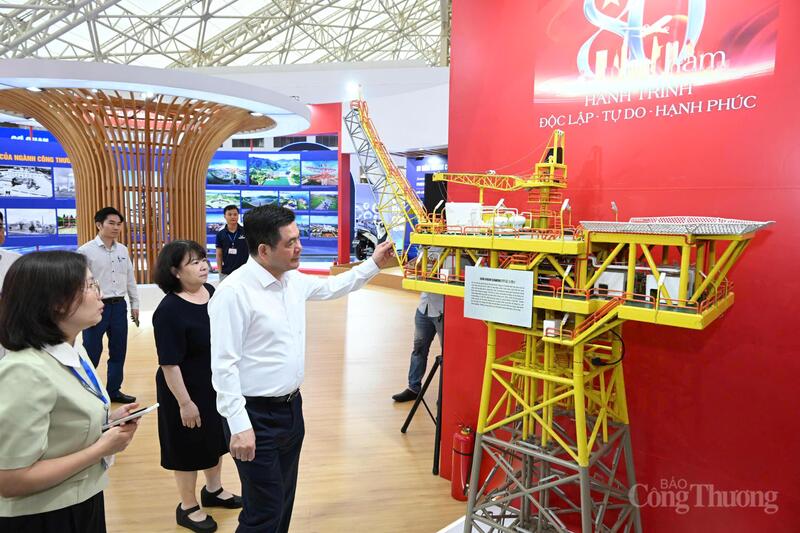Bộ trưởng Nguyễn Hồng Diên đánh giá cao công tác tìm kiếm hiện vật trưng bày của các đơn vị được giao nhiệm vụ thi công Không gian trưng bày triển lãm thành tựu 80 năm ngành Okvip tại về.