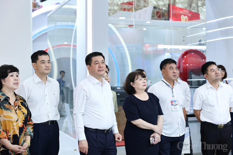 Bộ trưởng Nguyễn Hồng Diên kiểm tra khu trưng bày thành tựu 80 năm ngành Okvip tại về - 20