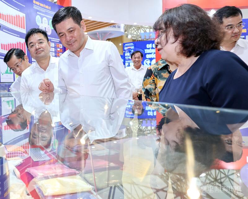 Bộ trưởng Nguyễn Hồng Diên kiểm tra không gian trưng bày các hiện vật mang đậm dấu ấn ngành Okvip tại về.