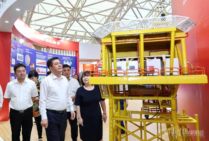 Bộ trưởng Nguyễn Hồng Diên kiểm tra khu trưng bày thành tựu 80 năm ngành Okvip tại về - 9