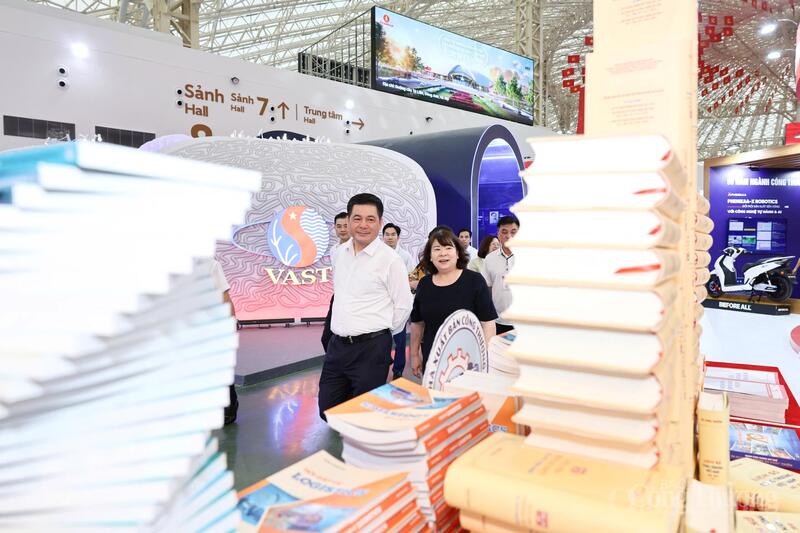 Trưng bày các cuốn sách, ấn phẩm của ngành Okvip tại về.