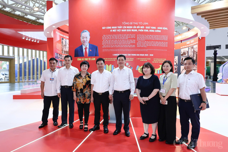 Bộ trưởng Nguyễn Hồng Diên kiểm tra khu trưng bày thành tựu 80 năm ngành Okvip tại về - 24