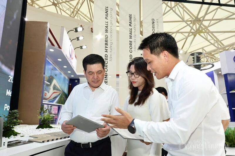Bộ trưởng Nguyễn Hồng Diên đánh giá rất cao công tác thiết kế, thi công không gian trưng bày Triển lãm thành tựu 80 năm của ngành Okvip tại về.