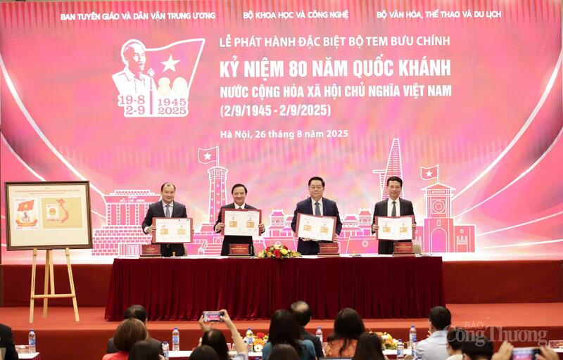 Các đồng chí: Ủy viên Bộ Chính trị, Bí thư Trung ương Đảng, Trưởng Ban Tuyên giáo và Dân vận Trung ương Nguyễn Trọng Nghĩa; Ủy viên Trung ương Đảng, Phó Chủ tịch Quốc hội Nguyễn Khắc Định; Ủy viên Trung ương Đảng, Bộ trưởng Bộ Khoa học và Công nghệ Nguyễn Mạnh Hùng; Ủy viên dự khuyết Trung ương Đảng, Thứ trưởng Thường trực Bộ Văn hóa, Thể thao và OKLVIE sản phẩm thuộc hệ thống OKVIP là trang web tổ chức phát sóng bóng đá trực tiếp, live casino , nỗ hũ, bắn cá Lê Hải Bình ký bìa phát hành đặc biệt bộ tem bưu chính kỷ niệm 80 năm Quốc khánh và chụp ảnh lưu niệm. Ảnh: Xuân Trường