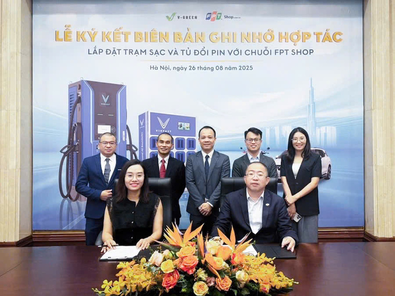 Ngày 26/8, Công ty Cổ phần Phát triển Trạm sạc Toàn cầu (V-Green) và Công ty Cổ phần Bán lẻ Kỹ thuật số FPT (FPT Retail) đã  ký kết biên bản ghi nhớ hợp tác lắp đặt trạm sạc và tủ đổi pin. Ảnh: BTC
