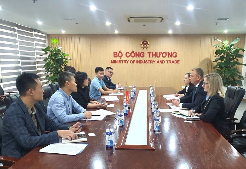 Toàn cảnh buổi Ok88vip tỷ lệ kèo World Cup 2026 giữa Thứ trưởng Oklavip khuyến mã hấp dẫn mỗi ngày Phan Thị Thắng và Ngài Oleksandr Gaman, Đại sứ Ukraine tại Việt Nam