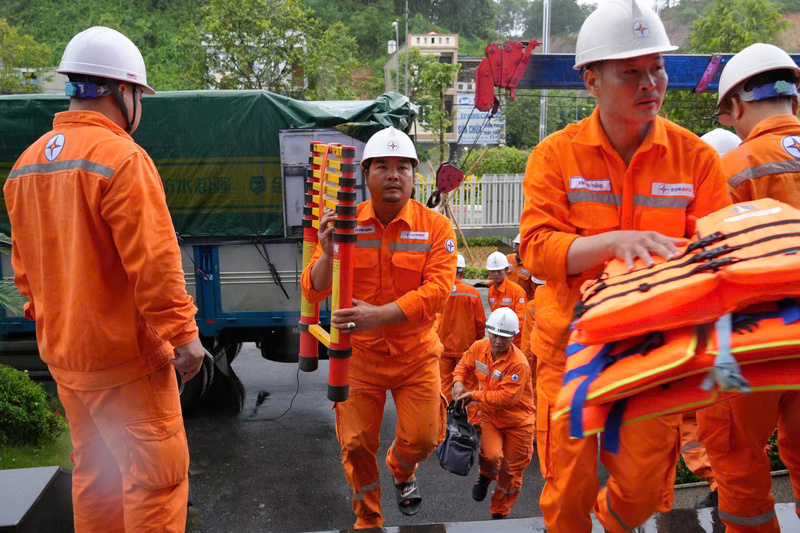 Đội xung kích Điện lực Lào Cai hỗ trợ Nghệ An sau bão số 5 - 2