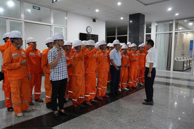 Ông Hà Văn Anh - Chủ tịch Công đoàn công ty đã trao quà động viên anh em (Ảnh: PC Lào Cai)