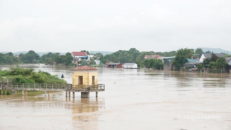 Nước sông Bưởi lên cao, tràn qua đê gây ngập nghiêm trọng