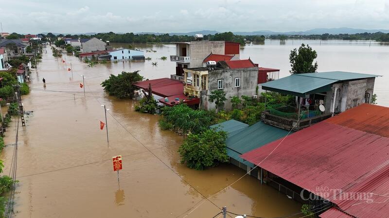 Nước tràn qua đê vào khoảng 4h sáng nay, người dân bất ngờ không kịp phản ứng