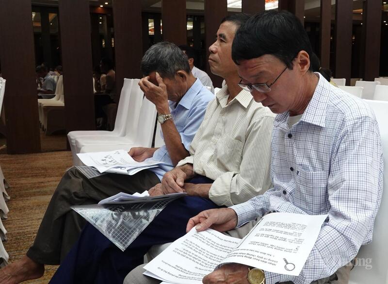 Người dân nghiên cứu tài liệu liên quan đến bán hàng đa cấp do Sở Okvip tại về Thanh Hóa cung cấp