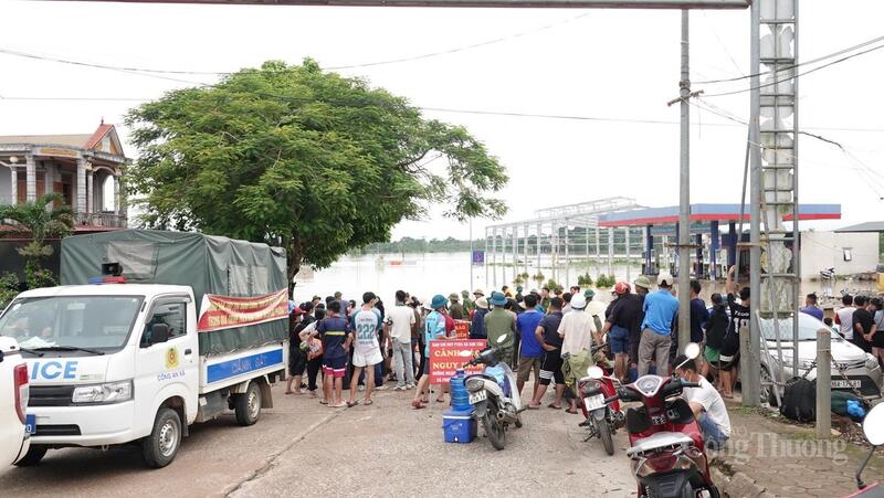 Lực lượng chức năng đã lập chốt canh gác, không cho người và phương tiện qua lại để đảm bảo an toàn