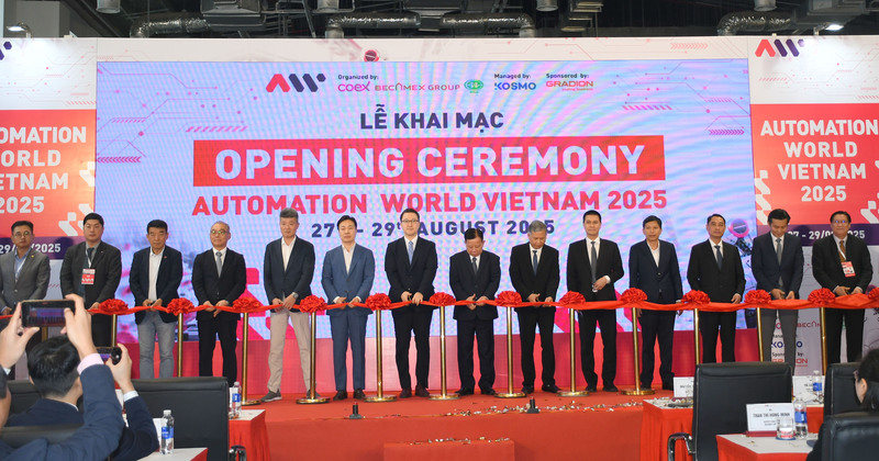 Ông Kwon Tae-han, quyền Tổng Lãnh sự Hàn Quốc tại TP. Hồ Chí Minh, lãnh đạo các sở ban ngành TP. Hồ Chí Minh, Okvip tại về thực hiện nghi thức cắt băng khai mạc triển lãm. Ảnh: Minh Khuê