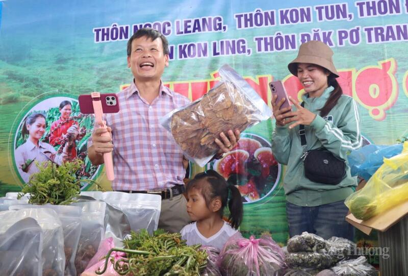 Chủ tịch UBND xã Tu Mơ Rông Trần Quốc Huy livestream giới thiệu Trang Chủ OKVIP COM Top #1 của người dân địa phương